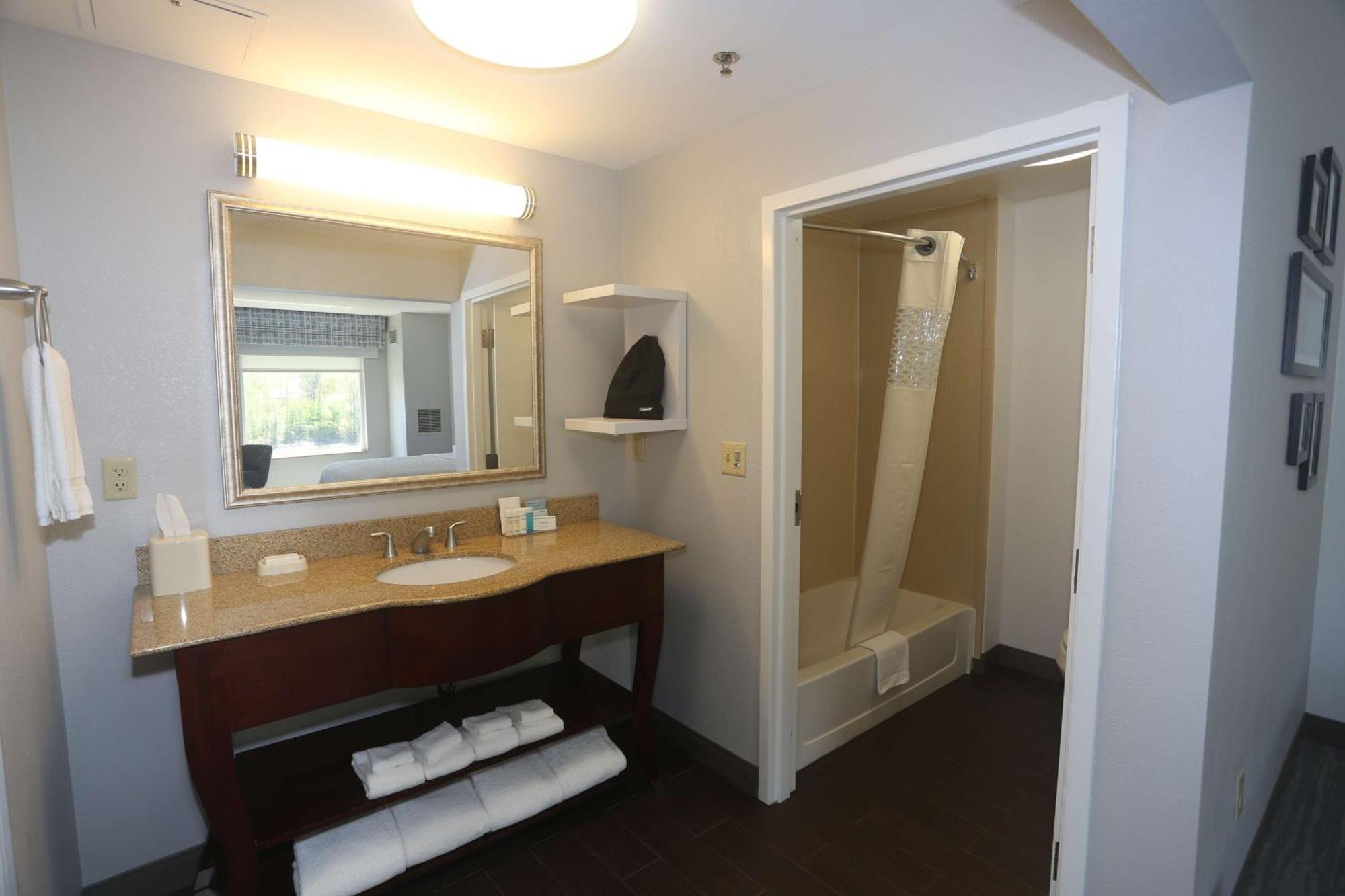 Hampton Inn Owego Buitenkant foto